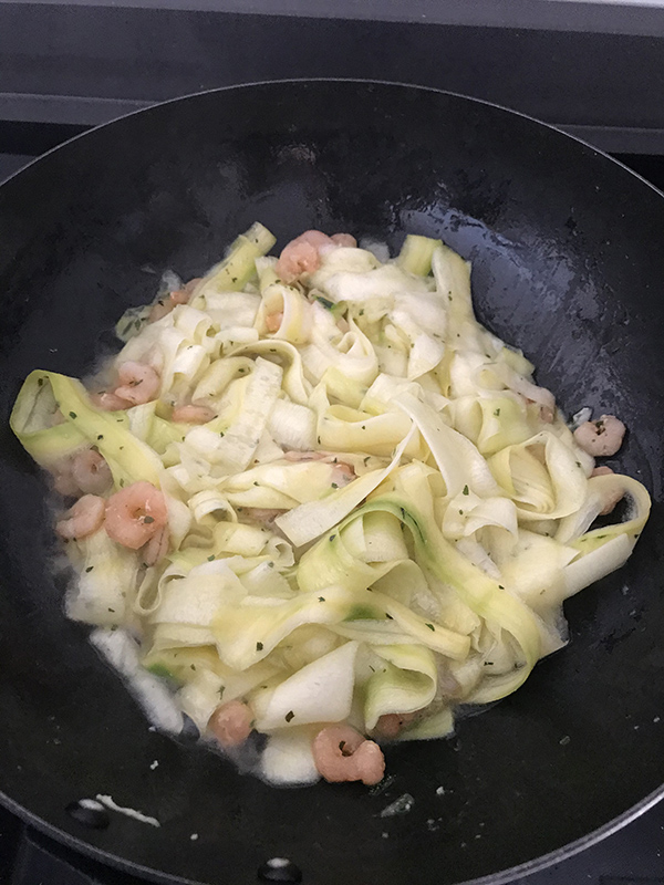 Tallarines de calabacín al ajillo en wok